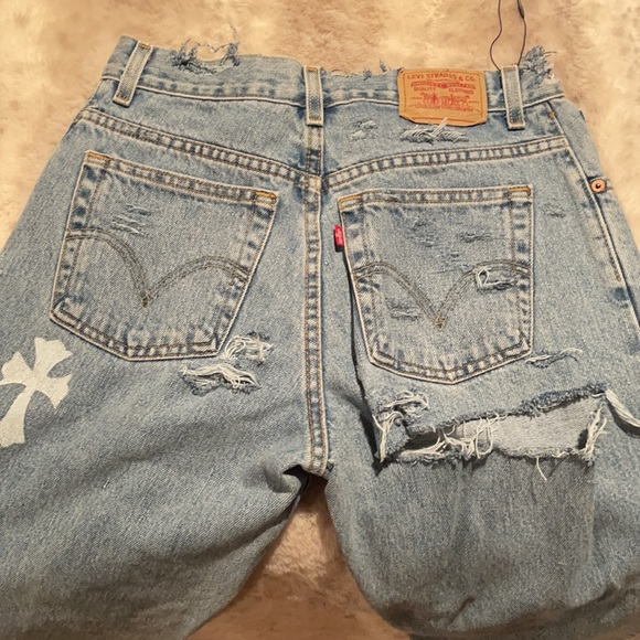 ✨womens denim Levi’s jeans with white painted crosses✨ - Picture 6 of 10